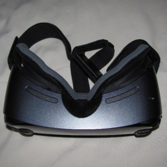 Oculus Samsung Gear VR Headset With Controller & Accessories - Picture 5 of 12